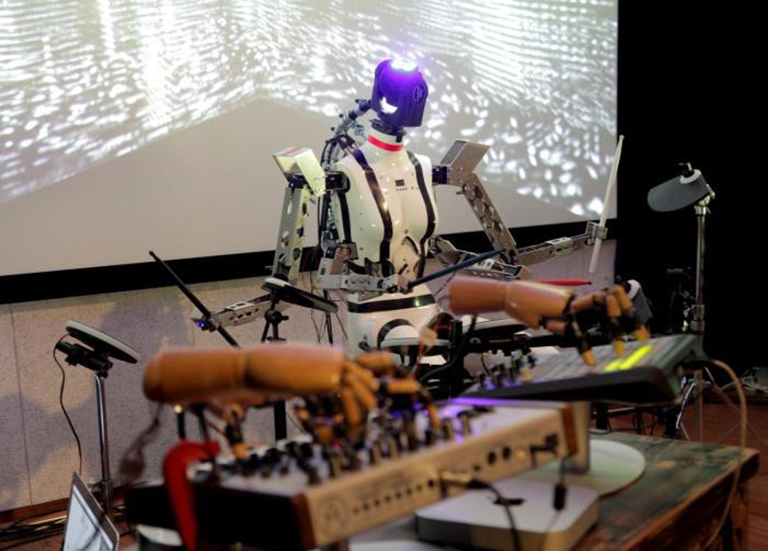 ©ISEA2016: 22nd International Symposium on Electronic Art, Soh Yeong Roh, Emotional Robot